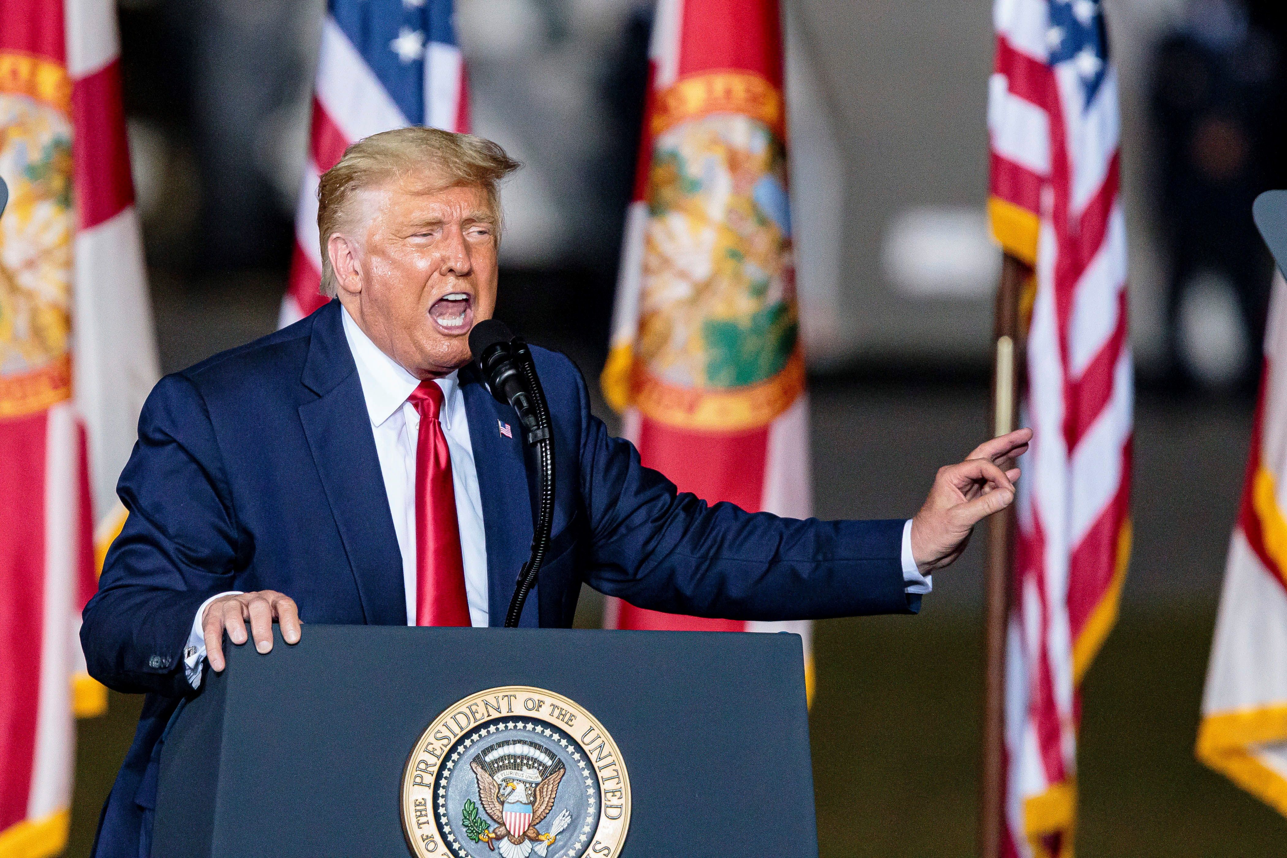 El presidente de Estados Unidos y candidato republicano a la reelección, Donald Trump, fue registrado este viernes, durante un acto de campaña, en Pensacola (Florida, EE.UU.). EFE/Dan Anderson
