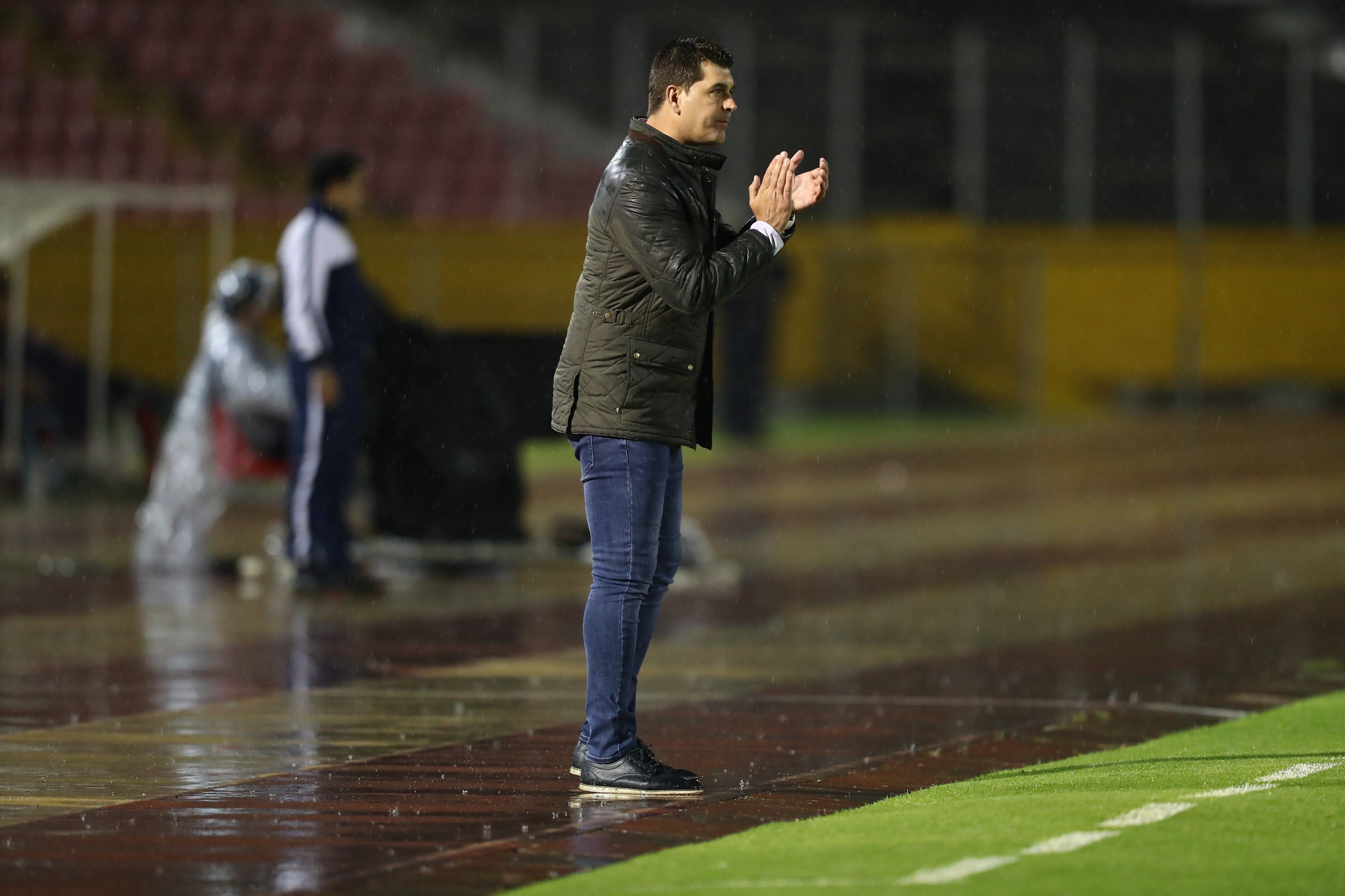 En la imagen, el entrenador de Emelec, Isamel Rescalvo. EFE/José Jácome/Archivo
