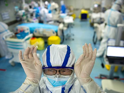 Una enfermera ajusta sus gafas en una unidad de cuidados intensivos que trata a pacientes con coronavirus COVID-19 en un hospital de Wuhan el 26 de febrero (Foto de STR/ AFP)
