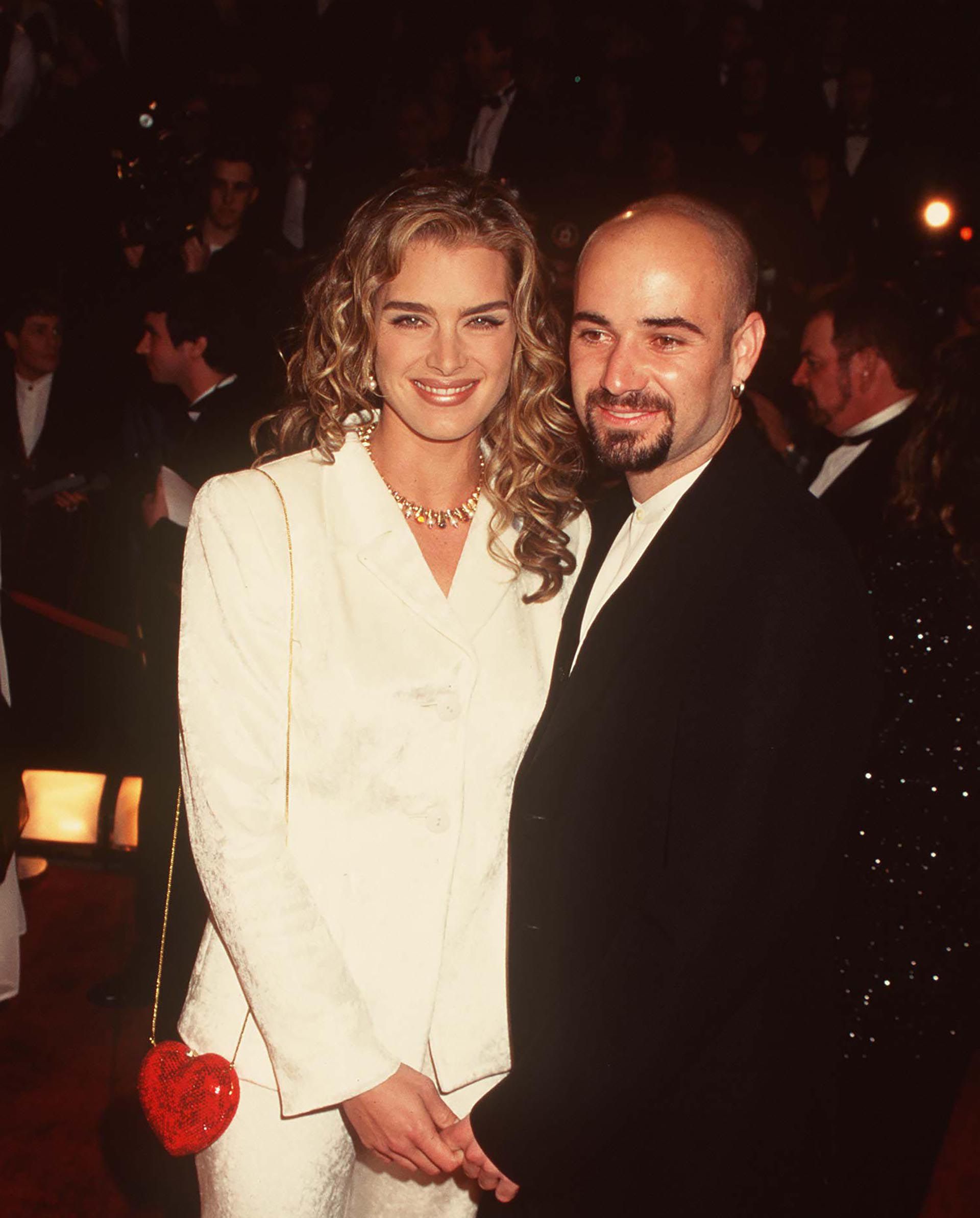 Shields Brooke con Andre Agassi en 1999 (Grosby Group)
