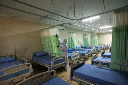 El aislamiento también permitiría dar un poco de aire al sistema sanitario - REUTERS/Willy Kurniawan