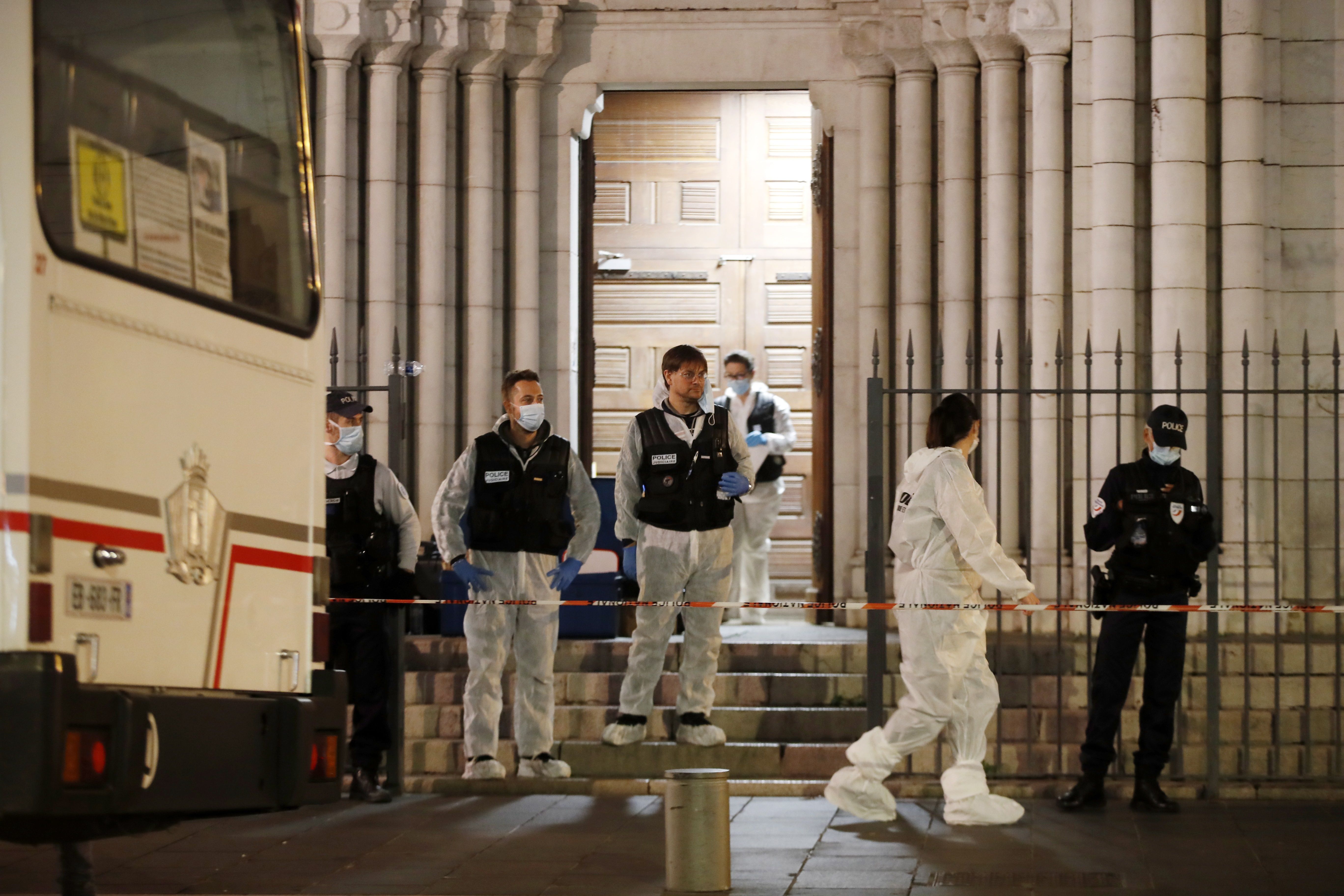Investigadores de la Policía francesa trabajan en la basílica de Notre Dame en Niza, Francia