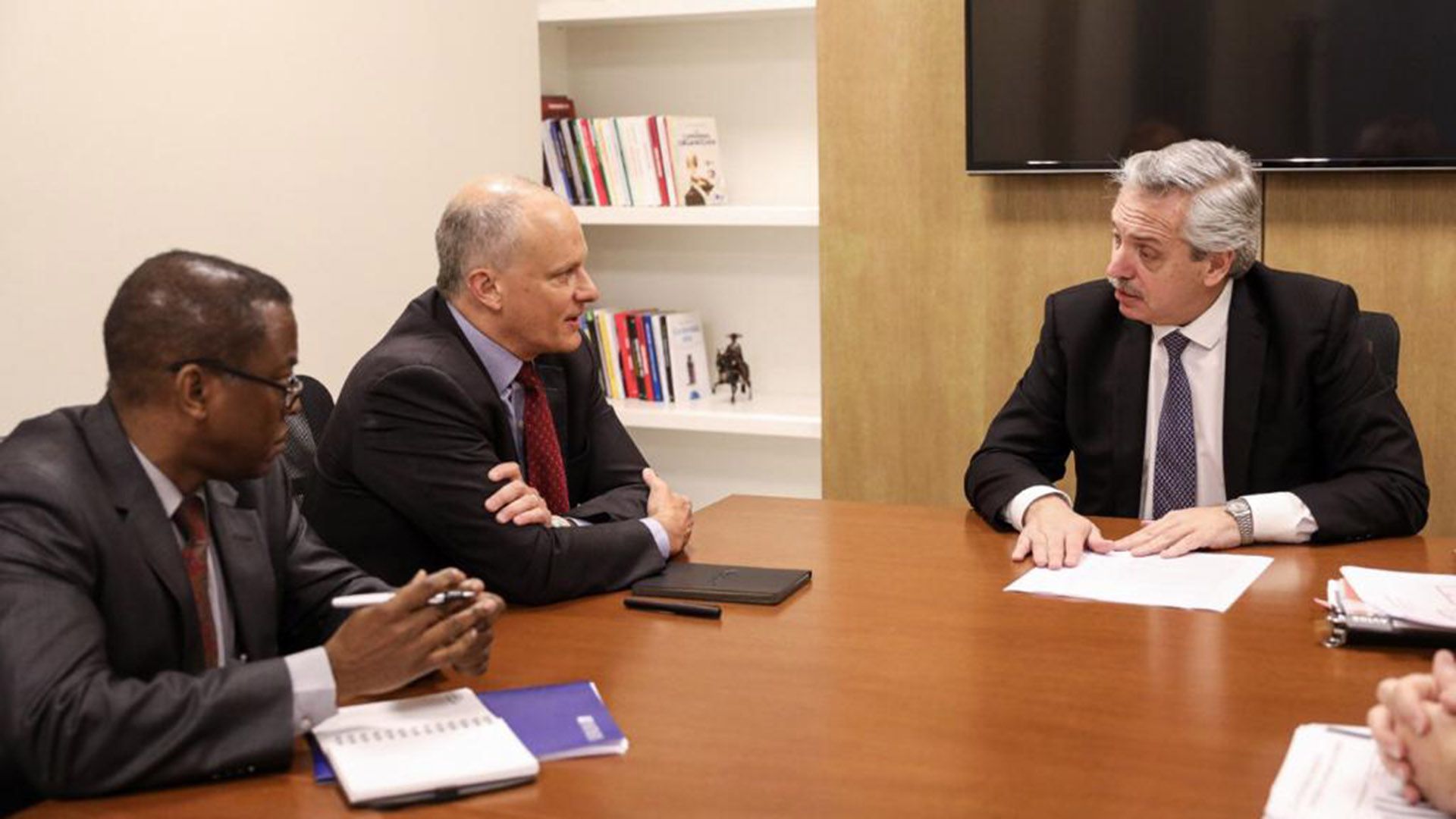  Alberto Fernández junto a Alejandro Werner, director del Departamento para el Hemisferio Occidental del FMI y Trevor Alleyne