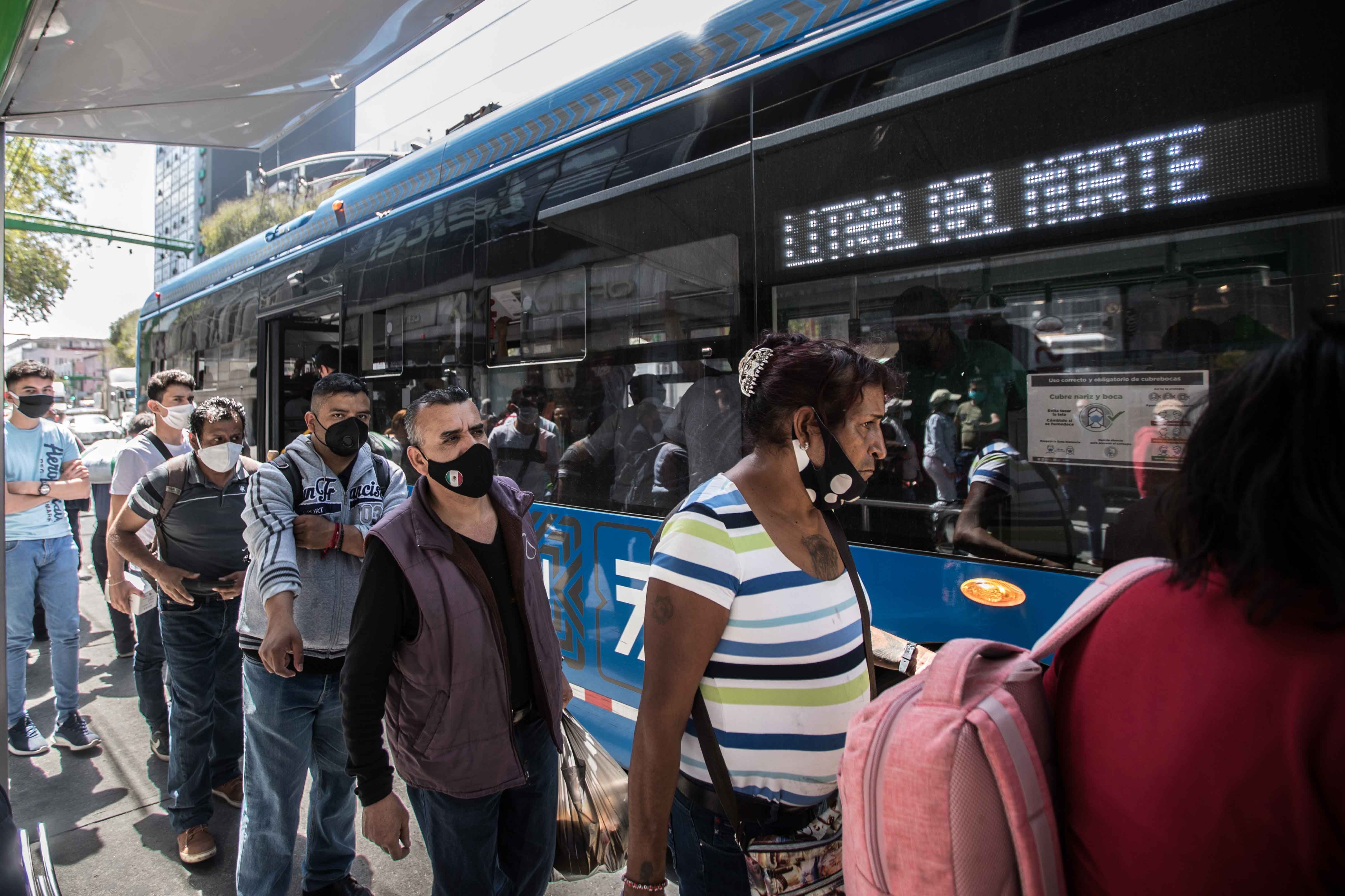 23/10/2020 Un grupo de personas espera su turno para tomar el autobús en Ciudad de México..

El Ministerio de Salud de México ha informado este jueves del fallecimiento de 87.894 personas a causa del nuevo coronavirus y de 874.171 casos acumulados, de los cuales 636.391 corresponden a quienes han logrado superar la enfermedad.

POLITICA CENTROAMÉRICA MÉXICO LATINOAMÉRICA INTERNACIONAL
EL UNIVERSAL / ZUMA PRESS / CONTACTOPHOTO
