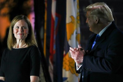 La jueza Amy Coney Barrett mira al presidente de los Estados Unidos, Donald Trump, mientras está detrás de un teleprompter antes de que Barrett preste juramento.   REUTERS/Tom Brenner     TPX IMAGES OF THE DAY