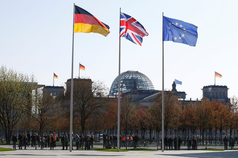 Imagen de archivo de las banderas de Alemania, Reino Unido y la Unión Europea ondeando frente a la cancillería, con el Reichstag en el fondo, antes de una visita de la primera ministra británica, Theresa May, en Berlín, Alemania. 9 de abril, 2019. REUTERS/Fabrizio Bensch