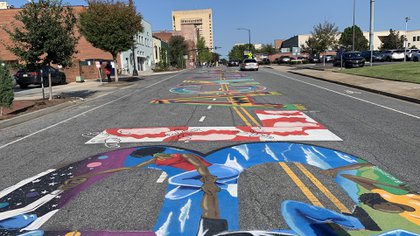 El "Black Lives Matter", pintado sobre el asfalto de la avenida a las puertas del ayuntamiento / SEBASTIÁN FEST