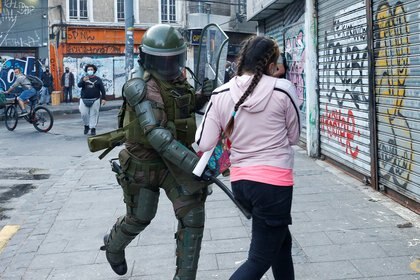 Un policía antidisturbios golpea a un manifestante durante una protesta contra el gobierno de Chile en Valparaíso (REUTERS/Rodrigo Garrido)