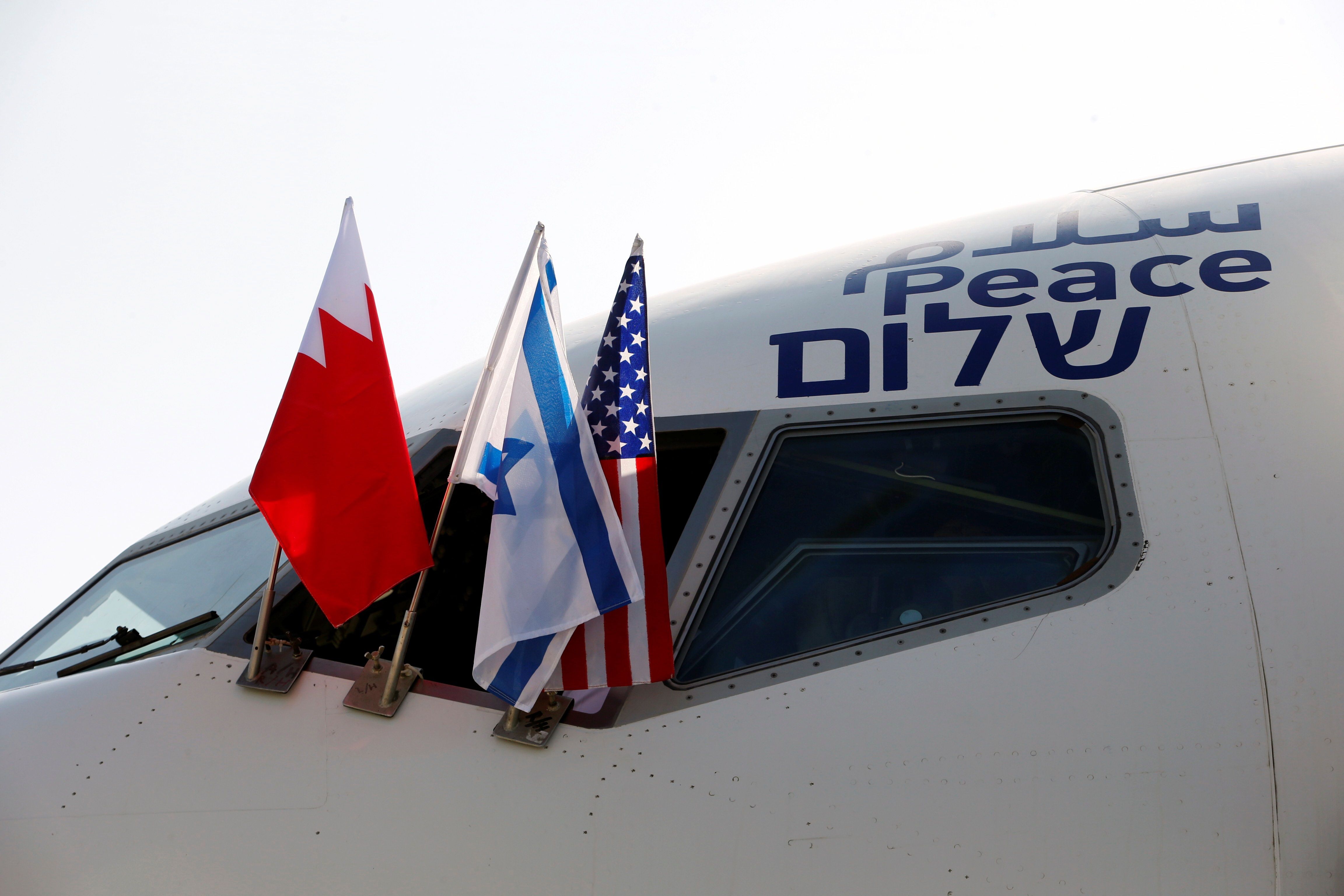 Una delegación estadounidense e israelí partió este domingo a Baréin en el primer vuelo comercial directo entre ambos países para avanzar en el establecimiento de relaciones diplomáticas, que sigue al acuerdo de normalización alcanzado entre Israel y Emiratos Árabes Unidos (EAU). EFE/EPA/RONEN ZVULUN
