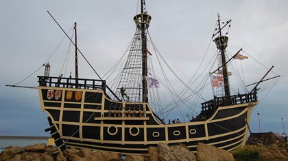 La réplica de la nave Victoria en Puerto San Julián. De las cinco carabelas de Magallanes, fue la única en completar la vuelta al mundo