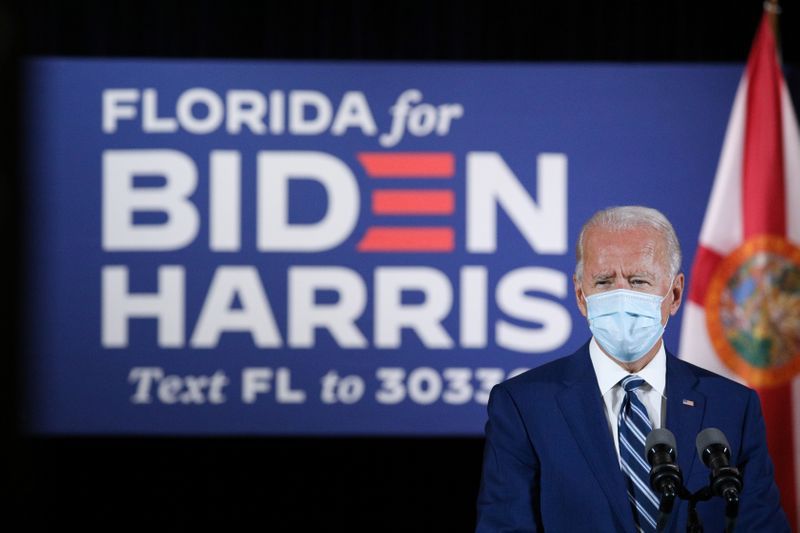 IMAGEN DE ARCHIVO. El candidato presidencial demócrata, Joe Biden, durante un acto de campaña en Florida, EEUU. Octubre 13, 2020. REUTERS/Tom Brenner