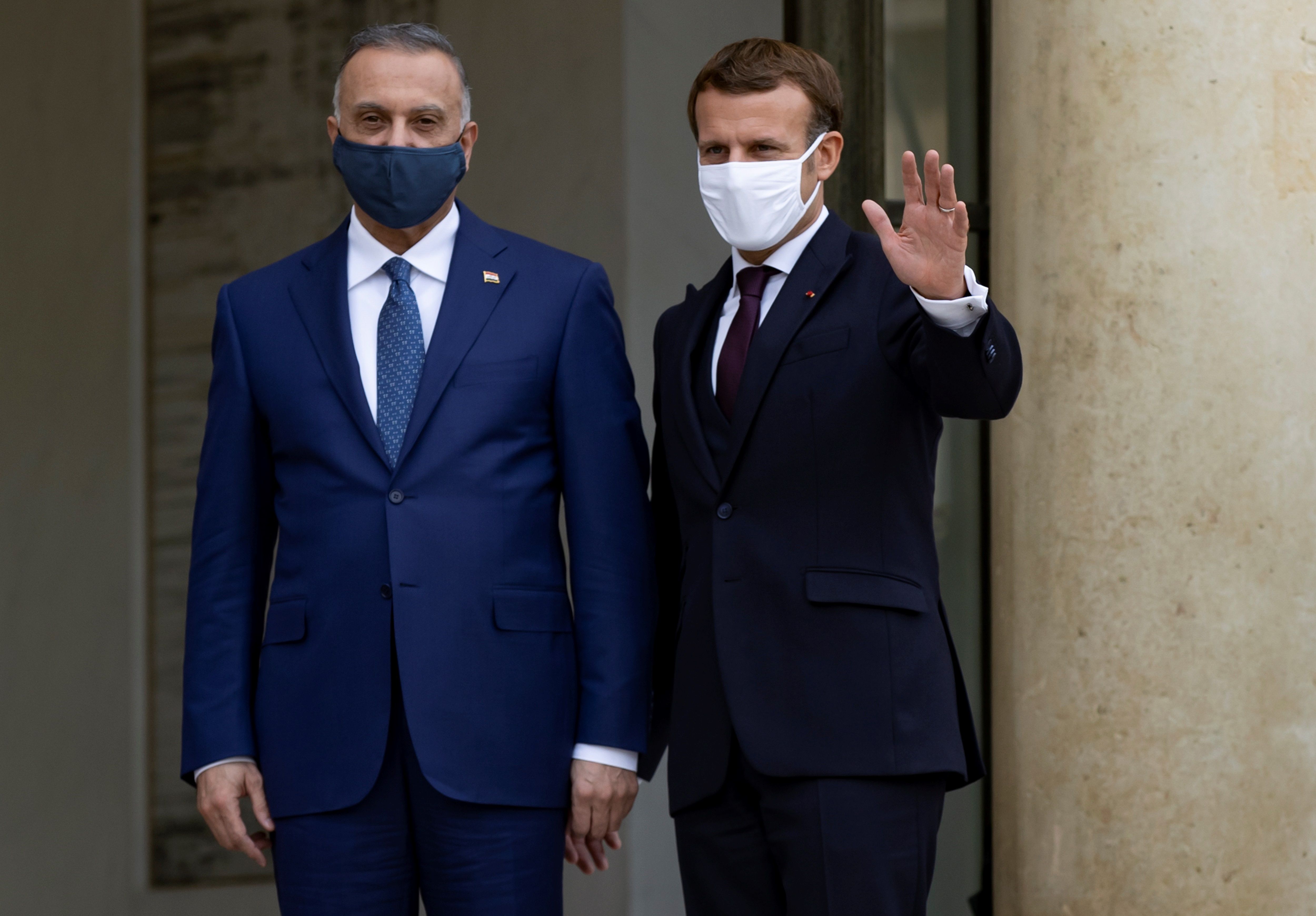 El presidente francés, Emmanuel Macron, (d) y ek primer ministro iraquí, Mustafa Al Kazemi (i) antes de su reunión el lunes en París. EFE/EPA/IAN LANGSDON
