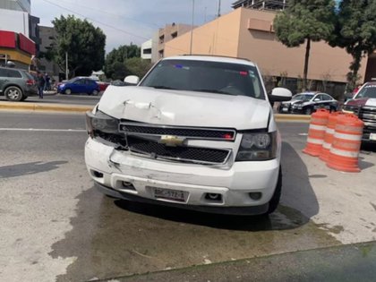 La camioneta tipo Tahoe intento cerrar el paso al vehículo de la FGR (Foto: Facebook/ blog Reportando)