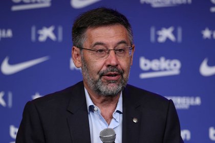 Josep María Bartomeu y la comisión directiva del Barcelona pretenden rebajar los salarios de los futbolistas (REUTERS/Albert Gea)