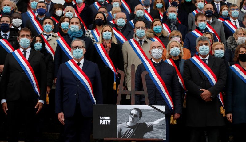 Foto del martes de miembros del Parlamento francés homenajeando a Samuel Paty, el profesor que fue asesinado en París por un joven islamista. 
Oct 20, 2020. REUTERS/Gonzalo Fuentes