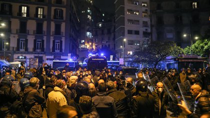 Grupos de personas también cortaron el acceso a las calles del centro histórico como protesta contra el presidente de la región, Vincenzo de Luca (AFP)