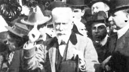 Ignacio Albarracín en la tribuna donde fue testigo de la primera Fiesta del Animal. Buenos Aires, 1908.

