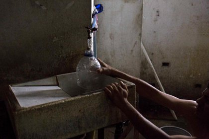 “Aquí estamos muriéndonos lentamente, es una burla para uno como ser humano”, dice Johan Medina (Cristian Hernandez / AFP)