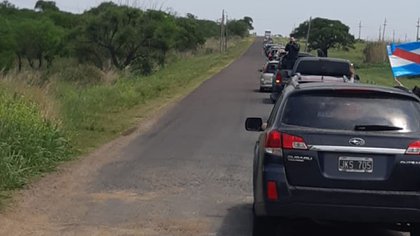 La larga fila de autos reclamando en la ruta entrerriana