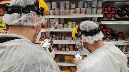 La Secretaría de Salud recomienda siempre mirar las fechas de vencimiento y estado de los empaques de comidas y bebidas, antes de comprarlos. Foto: Secretaría de Salud de Bogotá.