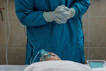 Un trabajador médico se prepara para un procedimiento con un paciente en la unidad de cuidados intensivos del Hospital Clínico de la Ciudad número 52, donde se tratan pacientes que padecen la enfermedad del coronavirus (COVID-19), en Moscú, Rusia, el 8 de octubre de 2020. (REUTERS / Maxim Shemetov)
