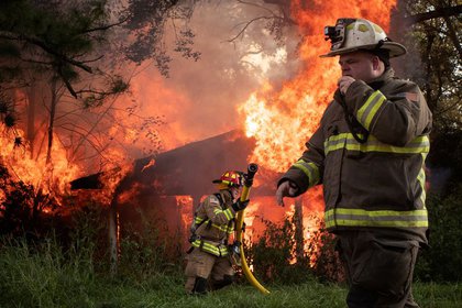 Bomberos locales responden al incendio en una casa luego de paso de la tormenta Delta en Luisiana, Estados Unidos. Octubre 11, 2020.  REUTERS/Adrees Latif
