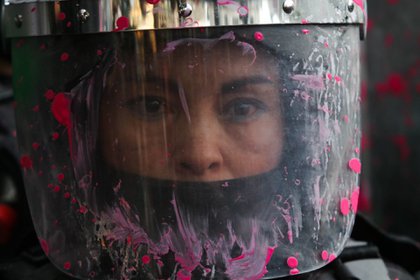 CIUDAD DE MÉXICO, 28SEPTIEMBRE2020.- Elementos de la policía continuaron encapsulando a las mujeres feministas que se manifestaron en avenida Juárez. Alrededor de 5 horas no permitieron el paso a las mujeres y lanzaron gas lacrimogeno y petardos.
FOTO: GRACIELA LÓPEZ /CUARTOSCURO.COM