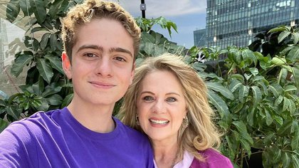 La actriz Erika Buenfil y su hijo Nicolás viven solos, y él no le permitió solicitar ayuda a través de las redes sociales (Foto: Instagram @erikabuenfil50)