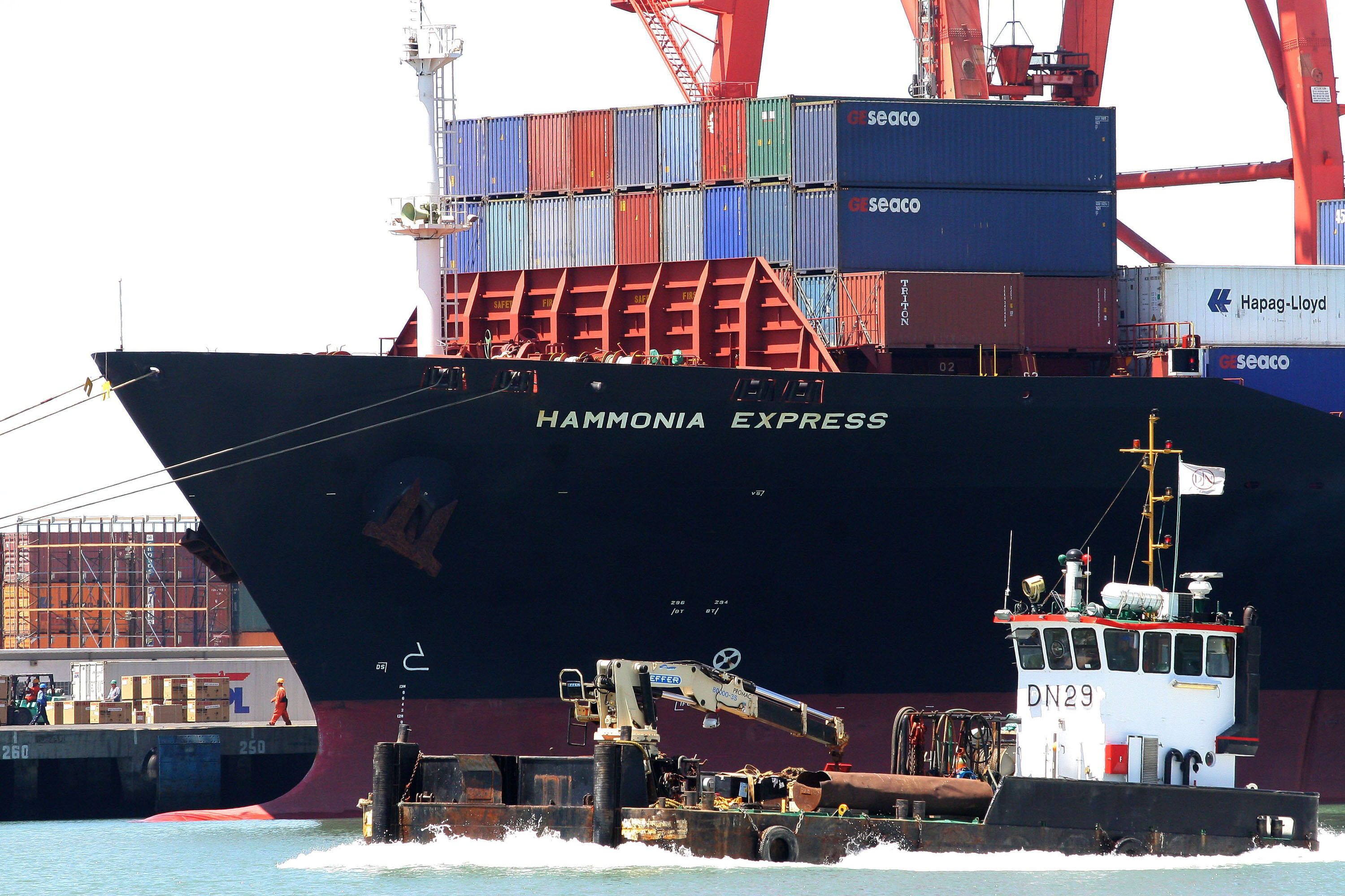 Un buque carguero navega por el puerto de Ensenada (México). EFE/Alex Zepeda/Archivo
