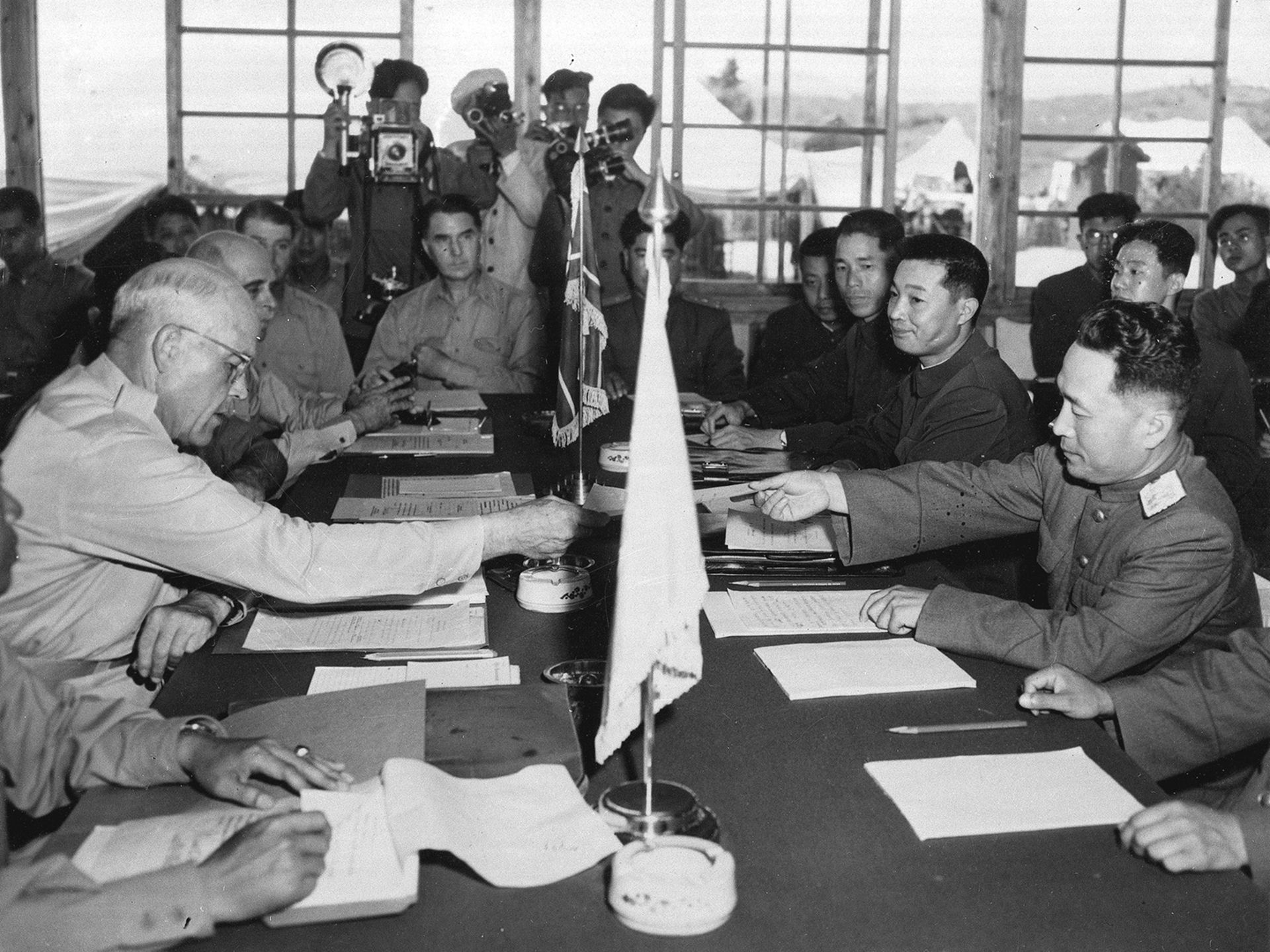 El General Blackshear M. Bryan, intecambia credenciales con el teniente general Lee Sang Cho en la sesión de apertura de la Comisión de Armisticio Militar en la Conferencia de la Casa Panmunjom el 27 de julio de 1953. A la derecha de Lee está el general chino Ting Kuo Jo, y el general Tsai Cheng Wen (AP)