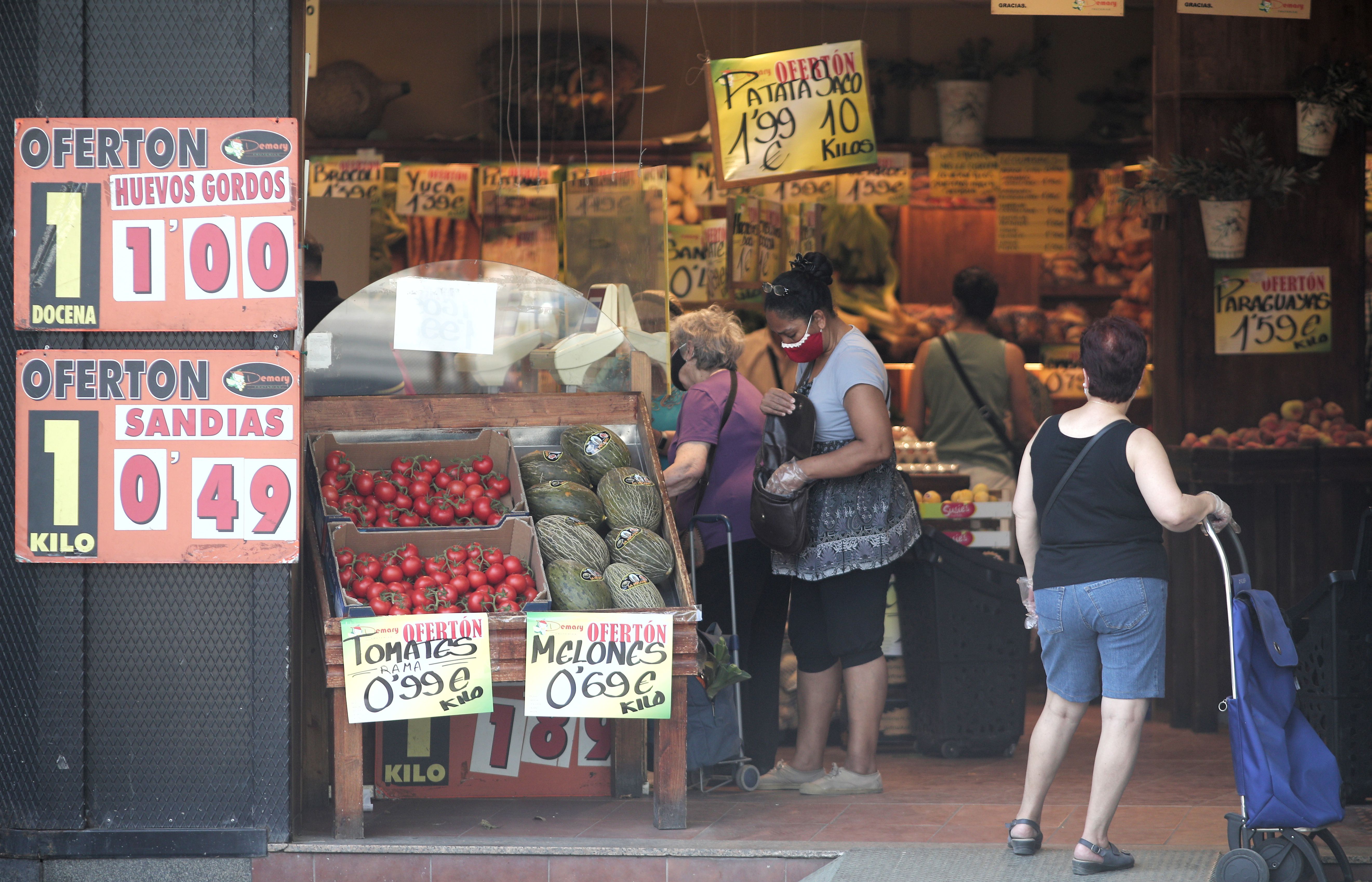 30/07/2020 Varias personas compran en una frutería el día en el que el INE ha publicado que el Índice de Precios de Consumo (IPC) bajó un 0,9% en julio.
ECONOMIA 
Eduardo Parra - Europa Press
