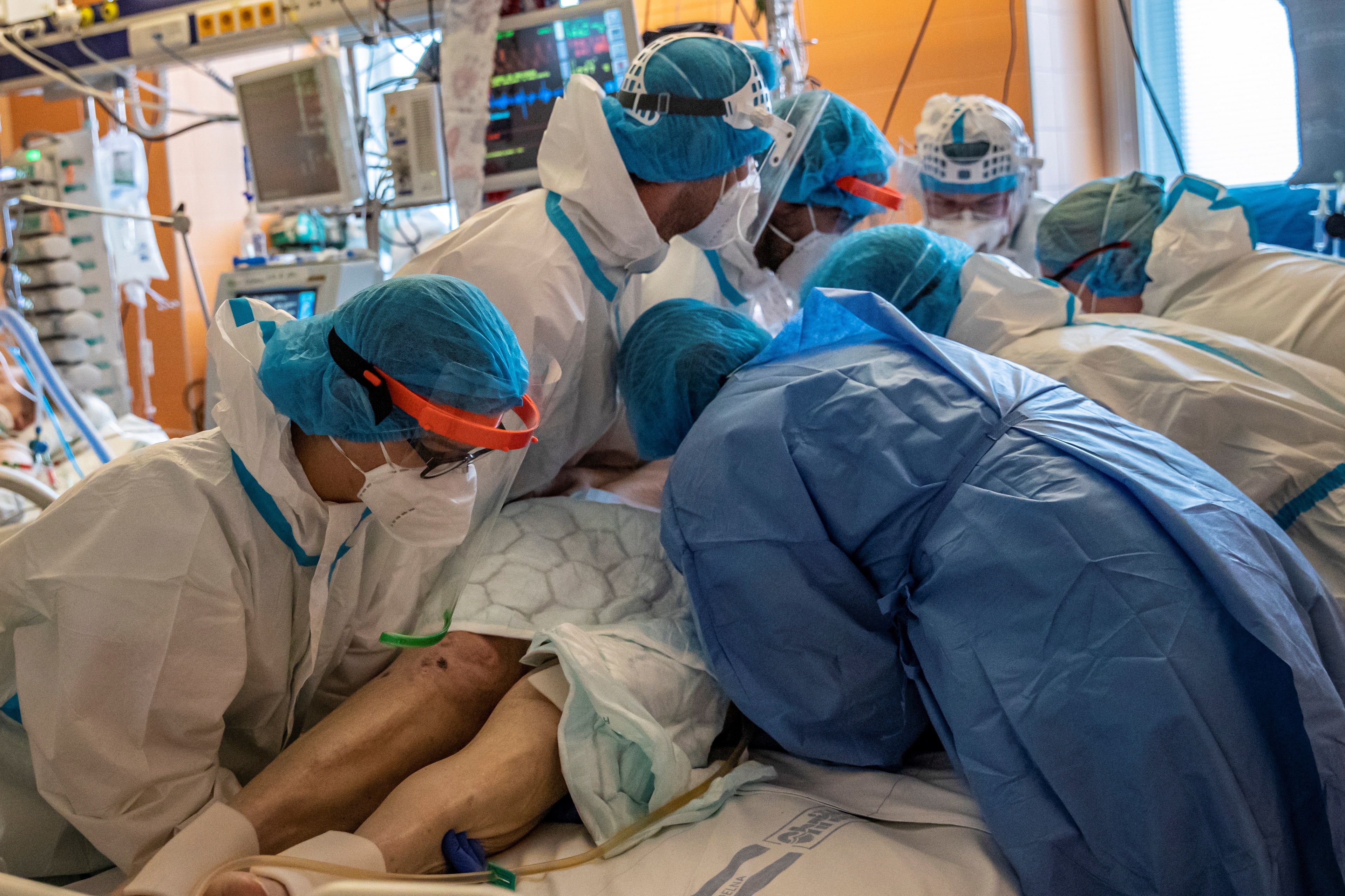 Varios sanitarios atienden a un paciente de covid-19 en la UCI del Hospital Universitario de Praga. EFE/EPA/MARTIN DIVISEK
