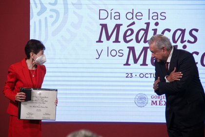 Andrés Manuel López Obrador, encabezó la entrega de reconocimientos al personal de salud, al conmemorar el día de las Médicas y los Médicos, este 23 de octubre. La ceremonia se llevó a cabo durante la conferencia matutina en Palacio Nacional. 
FOTO: ANDREA MURCIA /CUARTOSCURO
