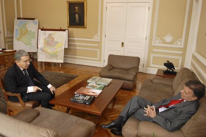 Reunión entre los expresidentes Álvaro Uribe y Juan Manuel Santos, en junio de 2010, justo antes de la elecciones presidenciales que ganó Santos /Reuters