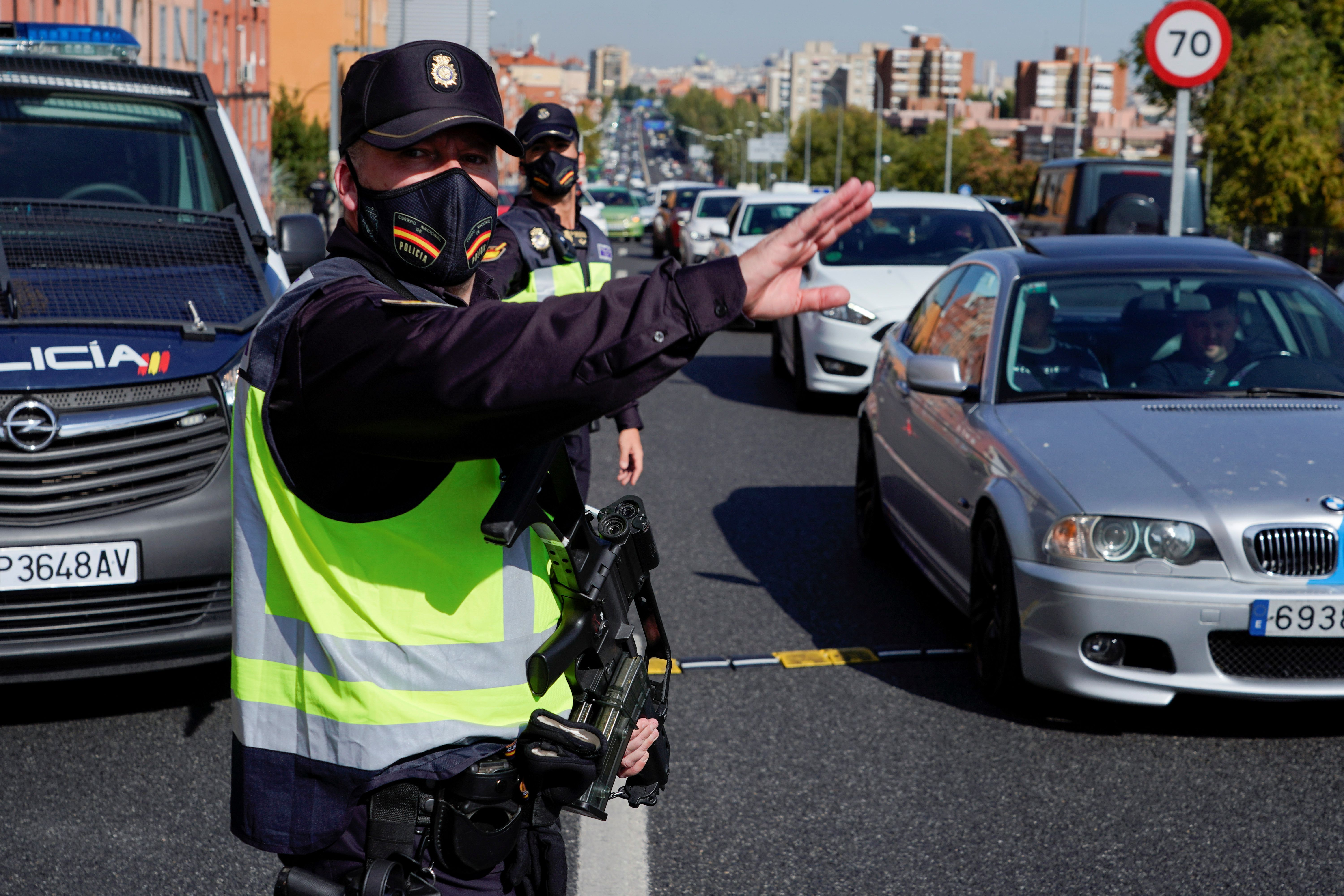 Control de tránsito de la Policía Nacional en Madrid (Reuters)