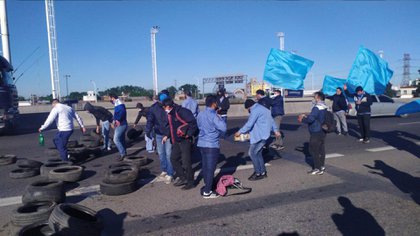 Los compañeros de Geréz cortaron ayer un tramo de la Ruta 3 en reclamo por mayores medidas de seguridad en la zona