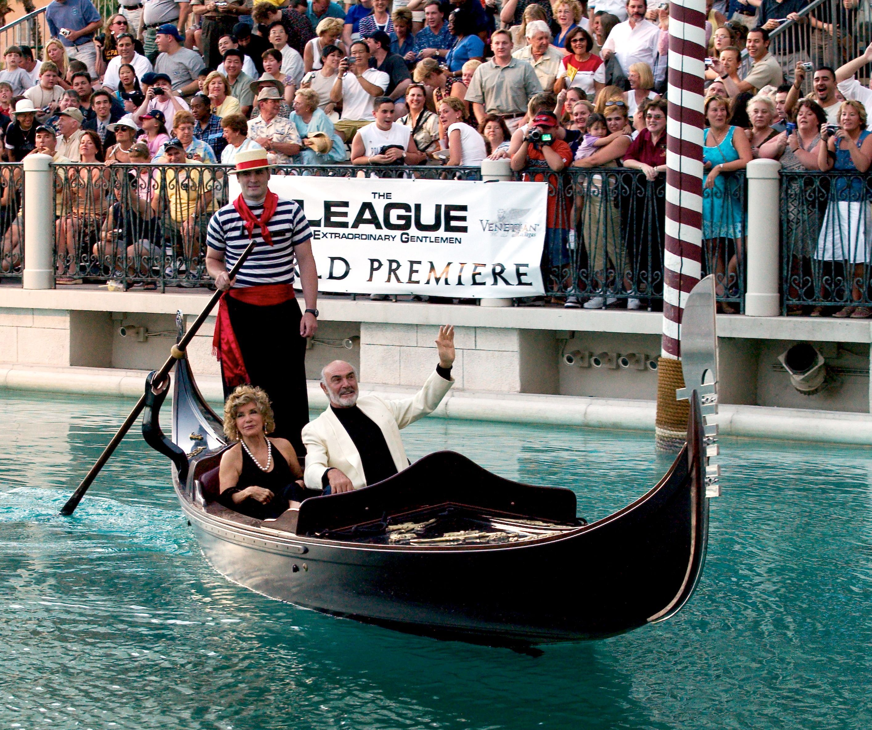 Sean Connery y su esposa Micheline llegan en góndola al Venetian Resort Hotel & Casino en Las Vegas, Nevada, el 30 de junio de 2003 para el estreno de la película 