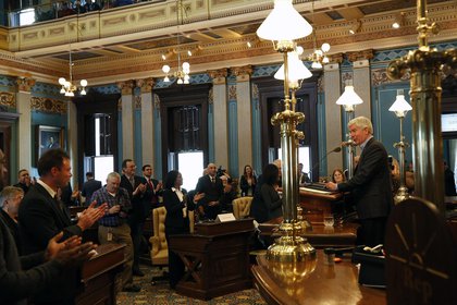 Rick Snyder, gobernador de Michigan, habla durante la reunión con el colegio electoral en Lansing (Fotógrafo: Jeff Kowalsky/Bloomberg)