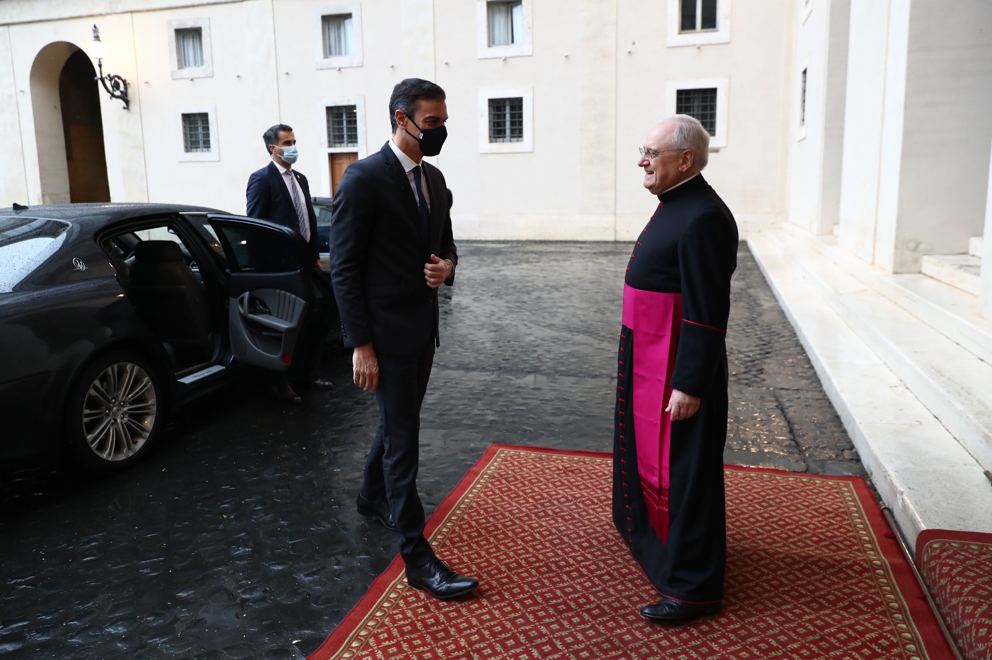 24/10/2020 El presiddente del Gobierno Pedro Sánchez a su llegada al Vaticano para el encuentro con el Papa. A su llegada al patio de San Dámaso han sido recibido por el regente de la Casa Pontificia, Monseñor Leonardo Sapienza.
SOCIEDAD
POOL MONCLOA
