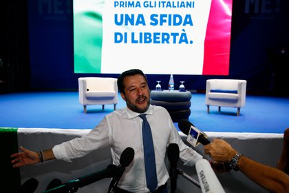 El líder de la extrema derecha italiana Matteo Salvini viajó a un acto en Filadelfia para apoyar a Trump y hasta se mostró con un barbijo con la inscripción de "Trump2020". REUTERS/Antonio Parrinello