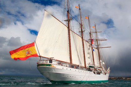 El buque español Elcano en el Pacífico sur. Conmemoración de los 500 años del descubrimiento del Estrecho por Magallanes (EFE)