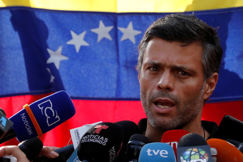 El líder de la oposición venezolana Leopoldo López habla con los medios de comunicación en la residencia del embajador de España en Caracas, Venezuela 