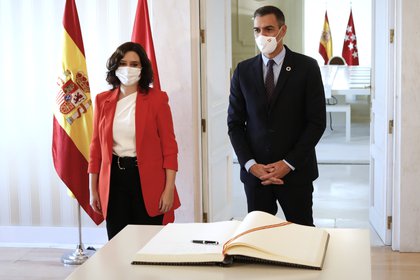 El jefe del Ejecutivo, Pedro Sánchez, junto a la presidenta de la Comunidad de Madrid, Isabel Díaz Ayuso, el 21 de septiembre de 2020 (EUROPA PRESS)
