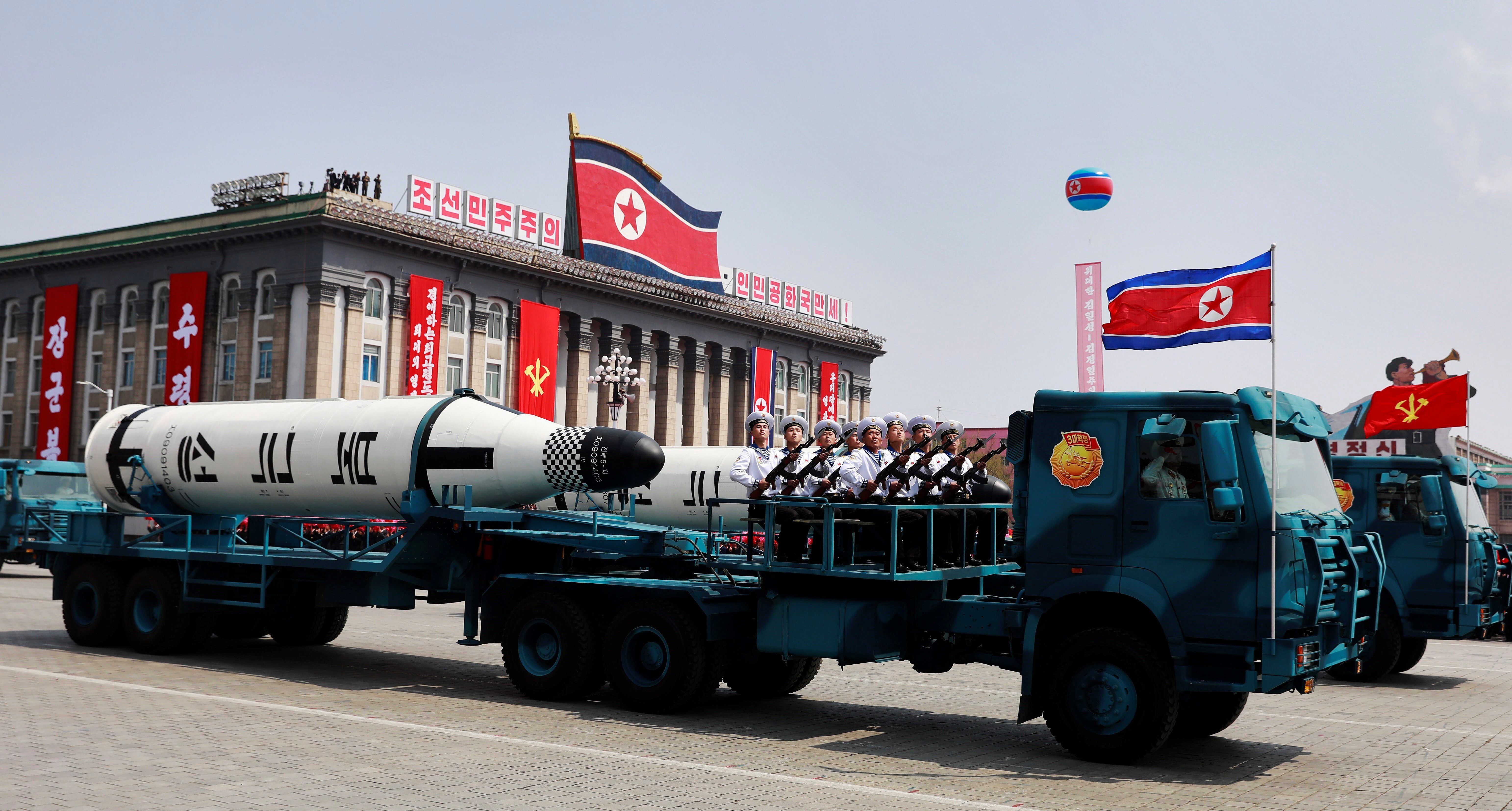 Un vehículo militar con dos misiles a bordo participa en un desfile por la festividad del Día del Sol en la plaza Kim Il Sung, en Pionyang (Corea del Norte) en 2017. EFE/How Hwee Young/Archivo
