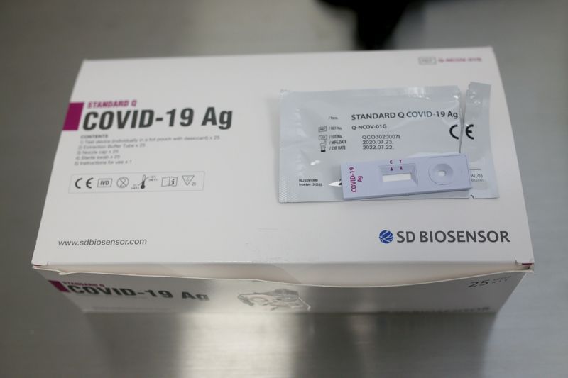 Foto de archivo. Un dispositivo de prueba rápida de antígeno de la enfermedad por coronavirus (COVID-19) se observa dentro del laboratorio Synlab, en el aeropuerto El Dorado, de Bogotá, Colombia, 23 de septiembre, 2020. REUTERS/Luisa González