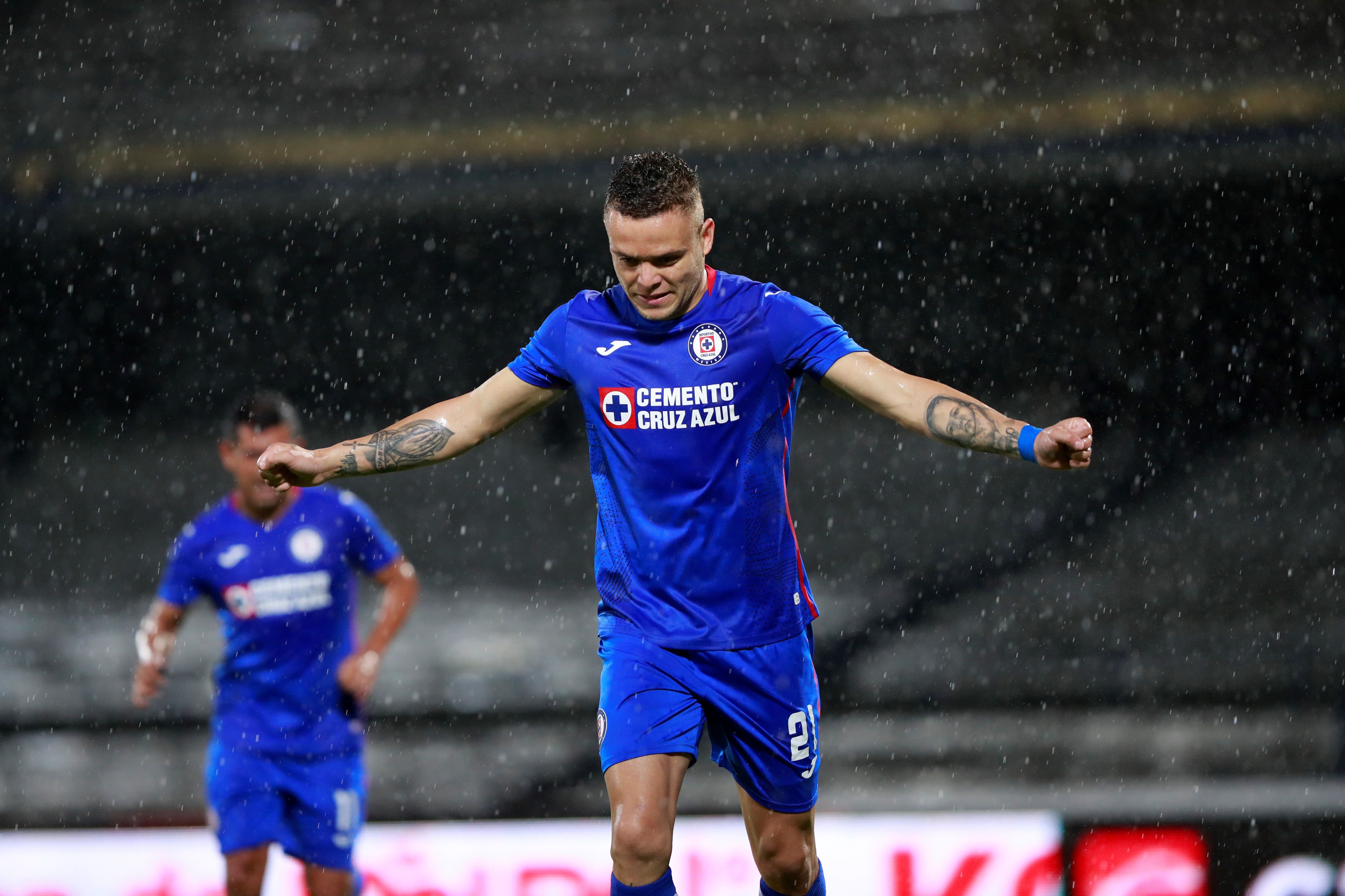 El goleador uruguayo anotó los dos tantos del encuentro y La Máquina dormirá como sublíder de la Liga MX (Foto: EFE)
