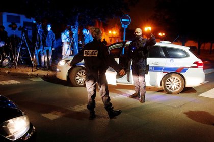 Foto del viernes de agentes de policía asegurando el área cerca de donde un hombre fue apuñalado en la localidad de Conflans St Honorine, en el extrarradio de París.
Oct 16, 2020. REUTERS/Charles Platiau