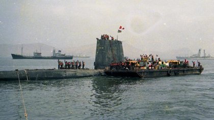 El submarino de guerra Pacocha tras su reflotamiento.