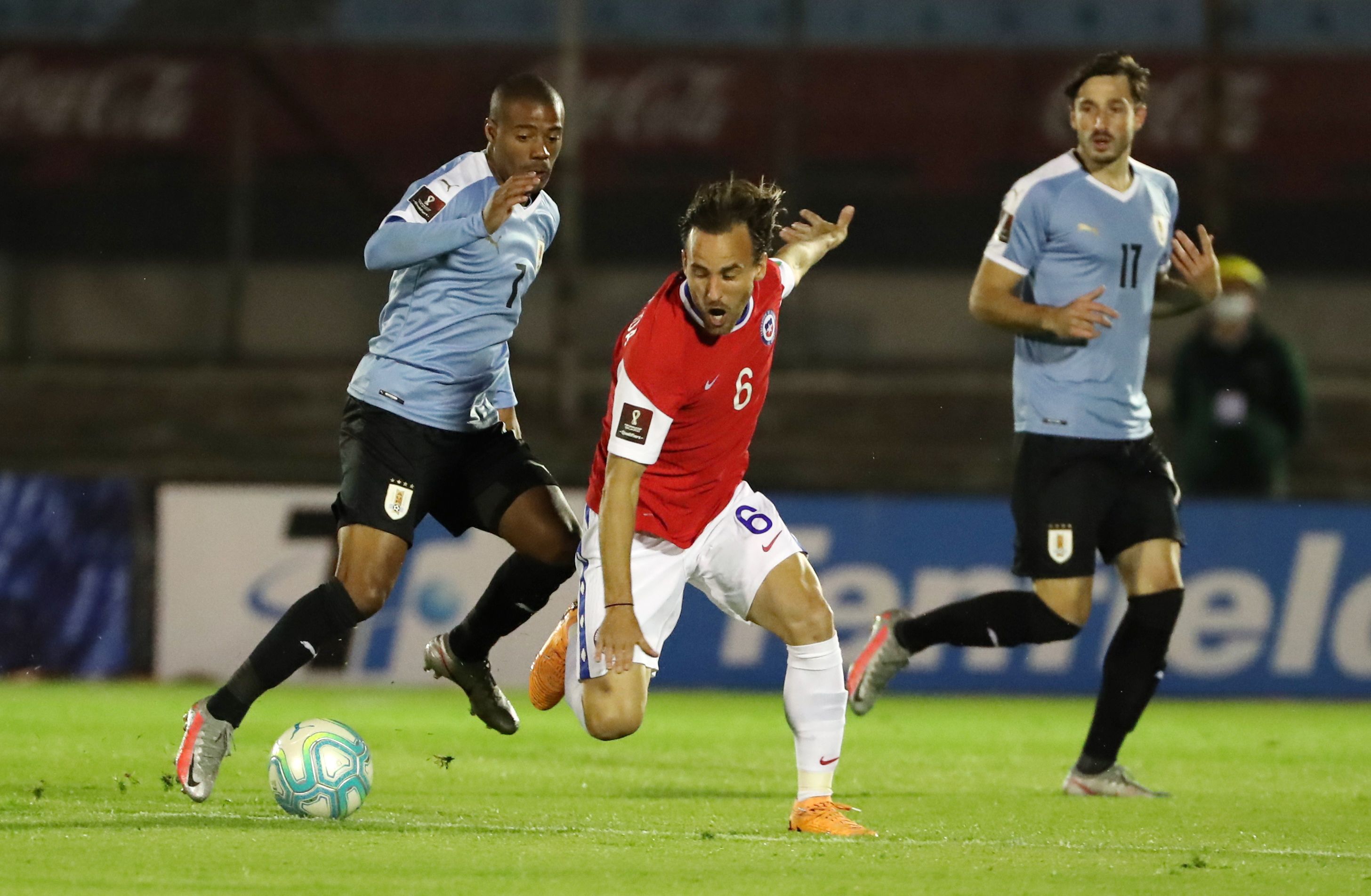 Uruguay y Chile se enfrentan en el Estadio Centenario de Montevideo (REUTERS)