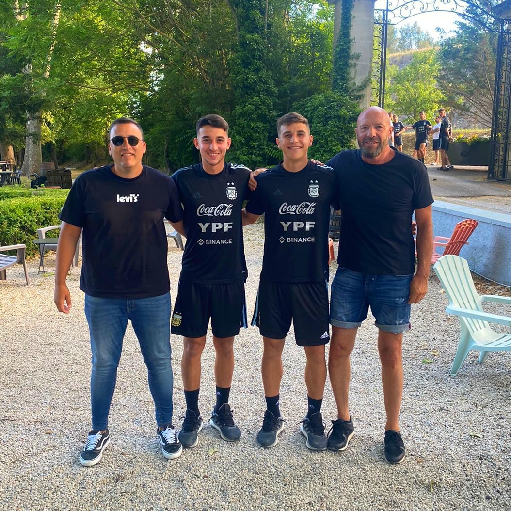 Fabián Soldini (a la derecha), junto a los juveniles del seleccionado Sub 20 Tiago Geralnik y Gino Infantino, más su colaborador Ignacio Oviedo